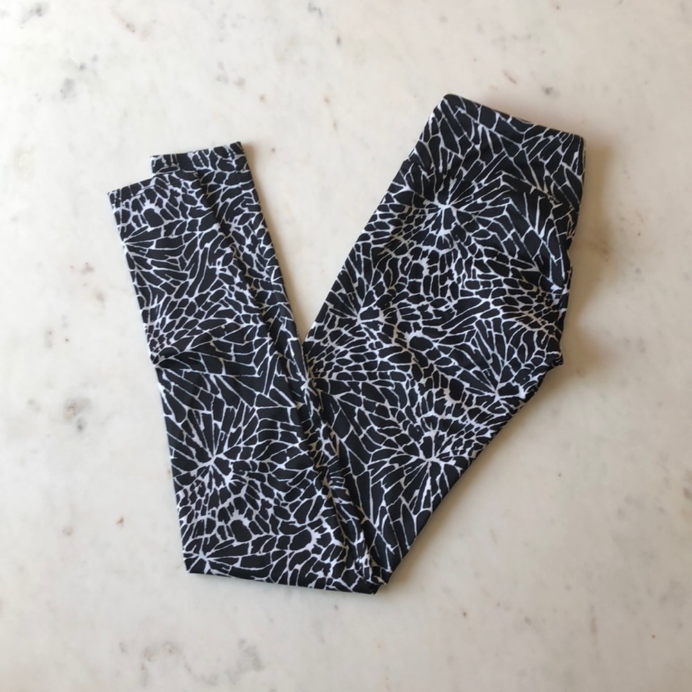 VEUC Onzie black and white pattern yoga pants S/M
